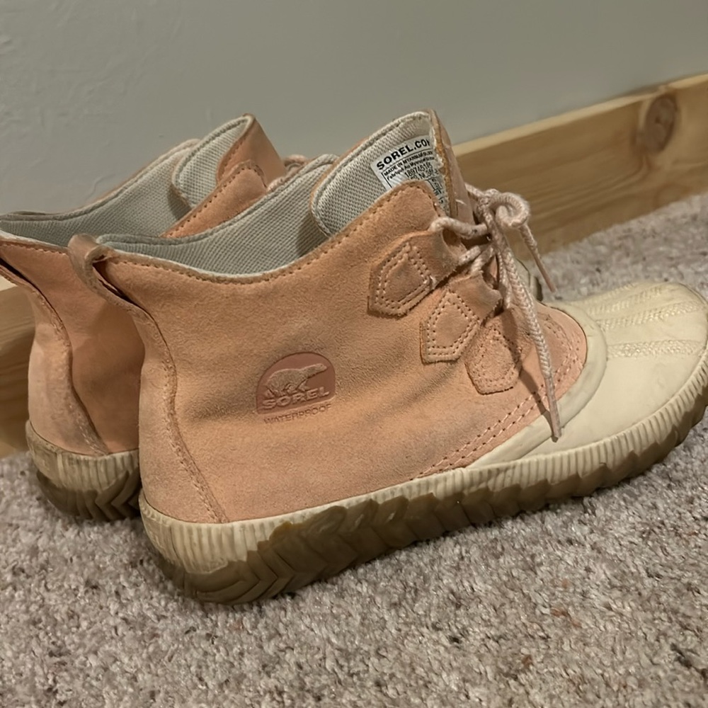 Gently worn, in great condition, just ready for a change. Light pink/cream